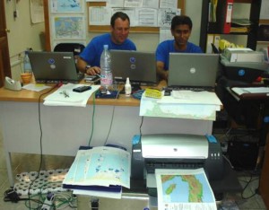 Abbildung 3: Büro im Katastrophengebiet, Karten zu den Wirbelstürmen im November 2008 auf Haiti werden direkt vor Ort erstellt.