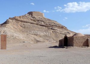 Abb. 2: Yazd, Turm des Schweigens mit Windturm (links) © W. Heinze