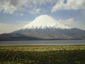 Abb. 8: Lago Chungará und Vulkan Parinacota