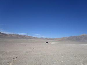 Abb. 7: Busstopp in der Pampa del Tamarugal nordöstlich von Iquique