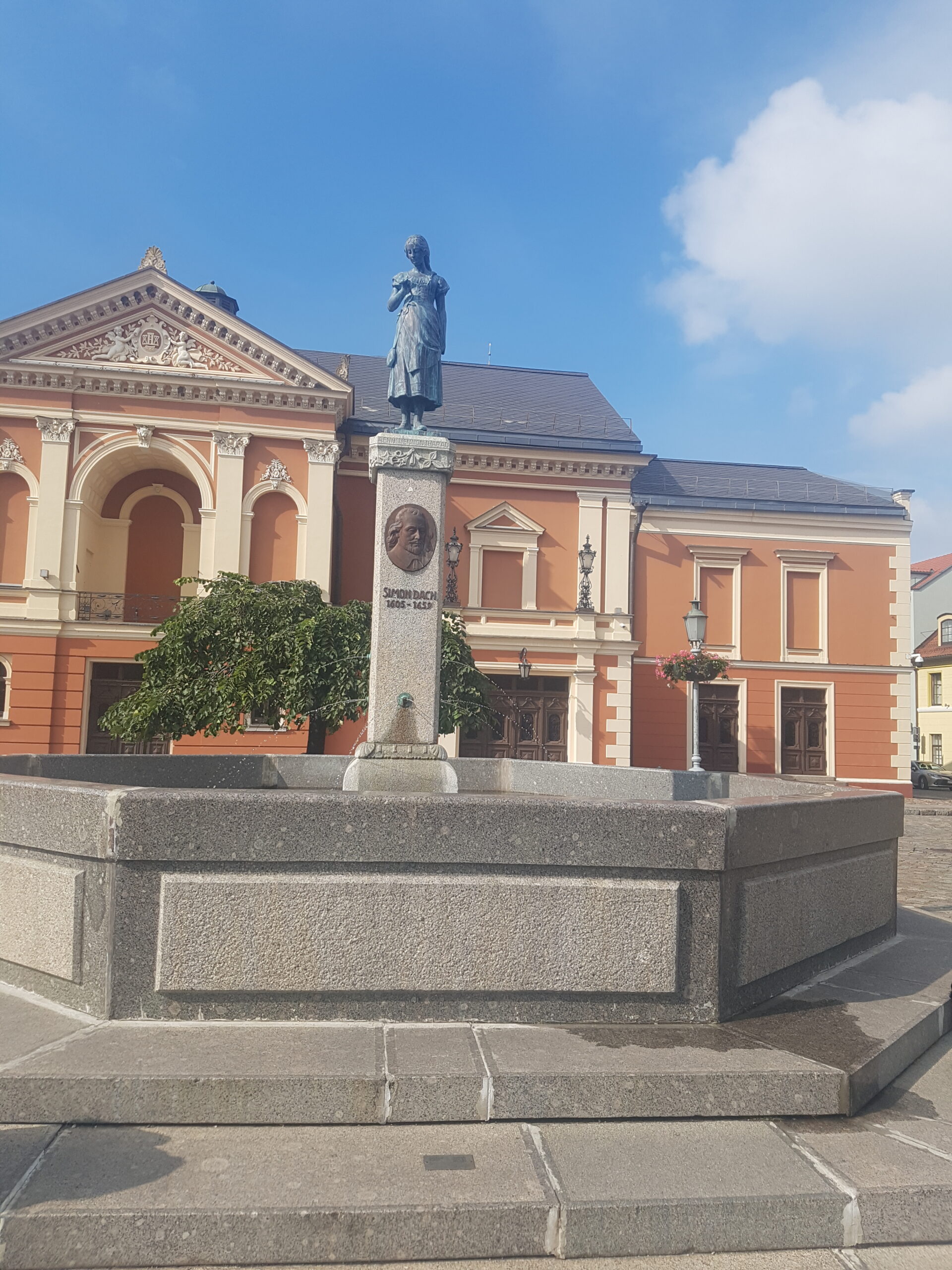 Ännchen-Brunnen vor dem Rathaus von Klaipėda