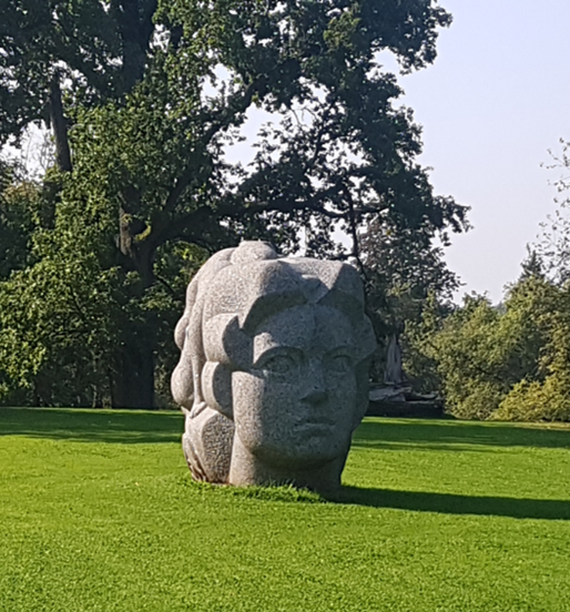 Skulpturen mit Motiven lettischer Dainas im Park von Sigulda