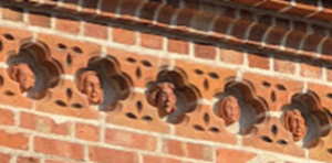 Terrakotta-Figuren in der Johannis-Kirche Tartu