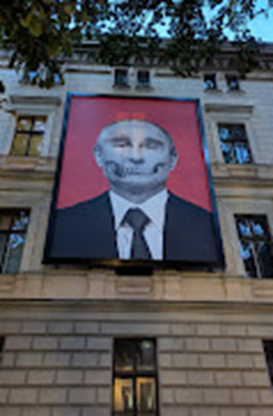 Putin mit Totenkopf gegenüber der russischen Botschaft in Riga