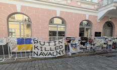 Proteste gegen Putin vor der russischen Botschaft in Tallinn