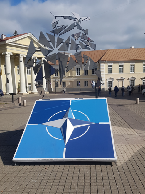 NATO-Emblem vor dem Präsidentenpalast in Vilnius
